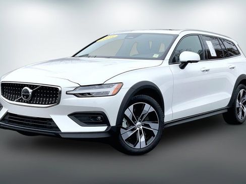 Used 2025 Volvo V60 B5 Cross Country Plus image 12