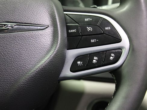 Used 2024 Chrysler Pacifica Touring-L FWD image 21
