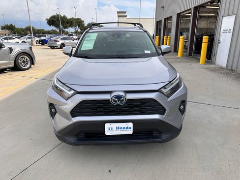 Used 2022 Toyota RAV4 XLE Premium image 3