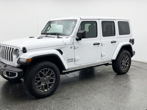 Used 2025 Jeep Wrangler Sahara image 3