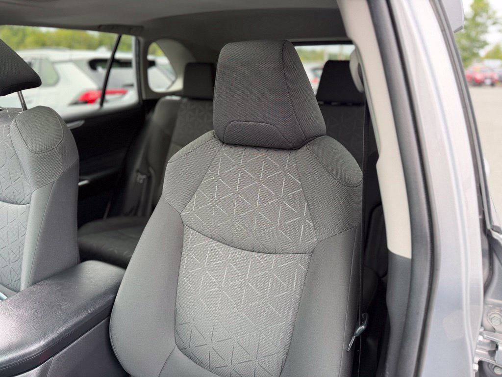 Used 2021 Toyota RAV4 XLE w/ Convenience Package AWD/4WD image 10