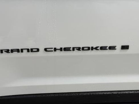 Used 2025 Jeep Grand Cherokee Limited w/ Black Appearance Package image 35