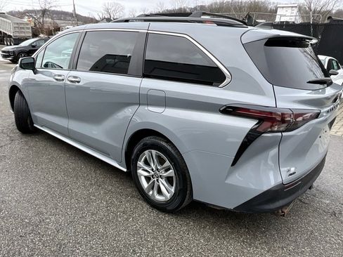 Used 2023 Toyota Sienna XLE Woodland Edition image 3