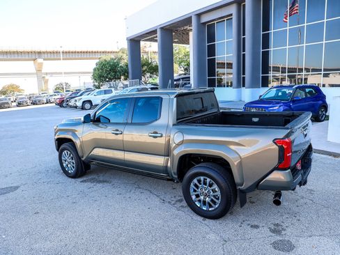 Certified 2025 Toyota Tacoma Limited AWD/4WD image 10