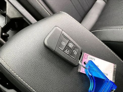 Used 2024 Volkswagen Tiguan SE image 27