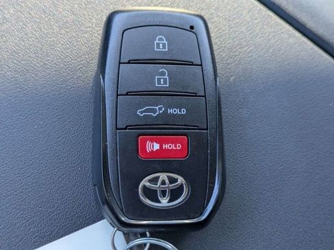 Used 2025 Toyota Highlander LE FWD image 28