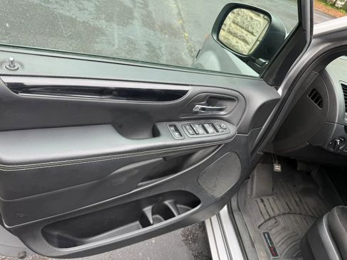 Used 2017 Dodge Grand Caravan SE FWD image 12