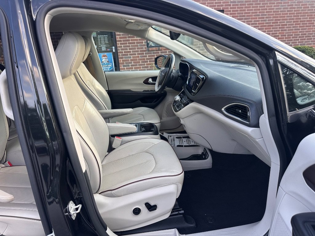 Used 2017 Chrysler Pacifica Limited w/ UConnect Theater Package FWD image 23