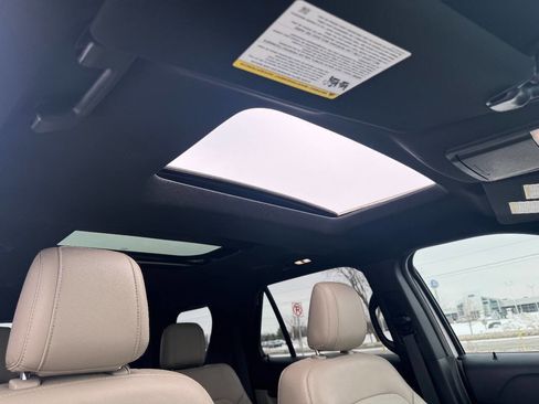 Used 2018 Ford Explorer XLT w/ Equipment Group 202A image 17