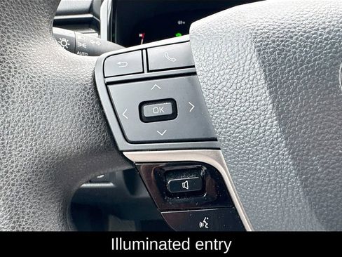 Used 2025 Toyota Camry LE image 10