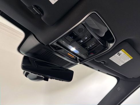 Used 2025 Land Rover Range Rover Sport SE image 18