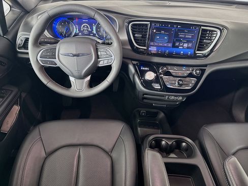 Used 2025 Chrysler Pacifica Select image 26