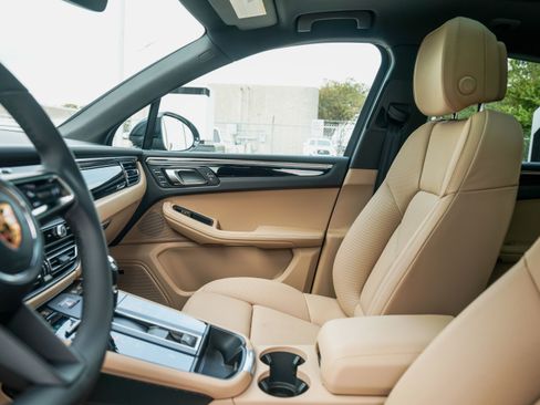 New 2026 Porsche Macan image 23