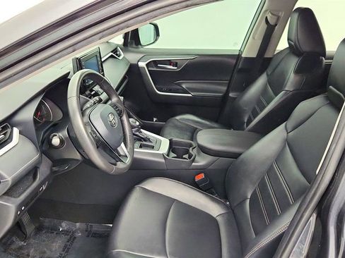Used 2021 Toyota RAV4 XLE Premium image 19