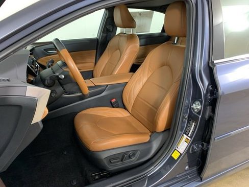 Used 2020 Toyota Avalon Limited image 29