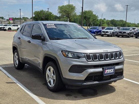 Used 2023 Jeep Compass Sport image 3