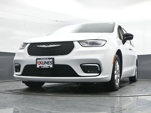 Used 2024 Chrysler Pacifica Touring-L image 45