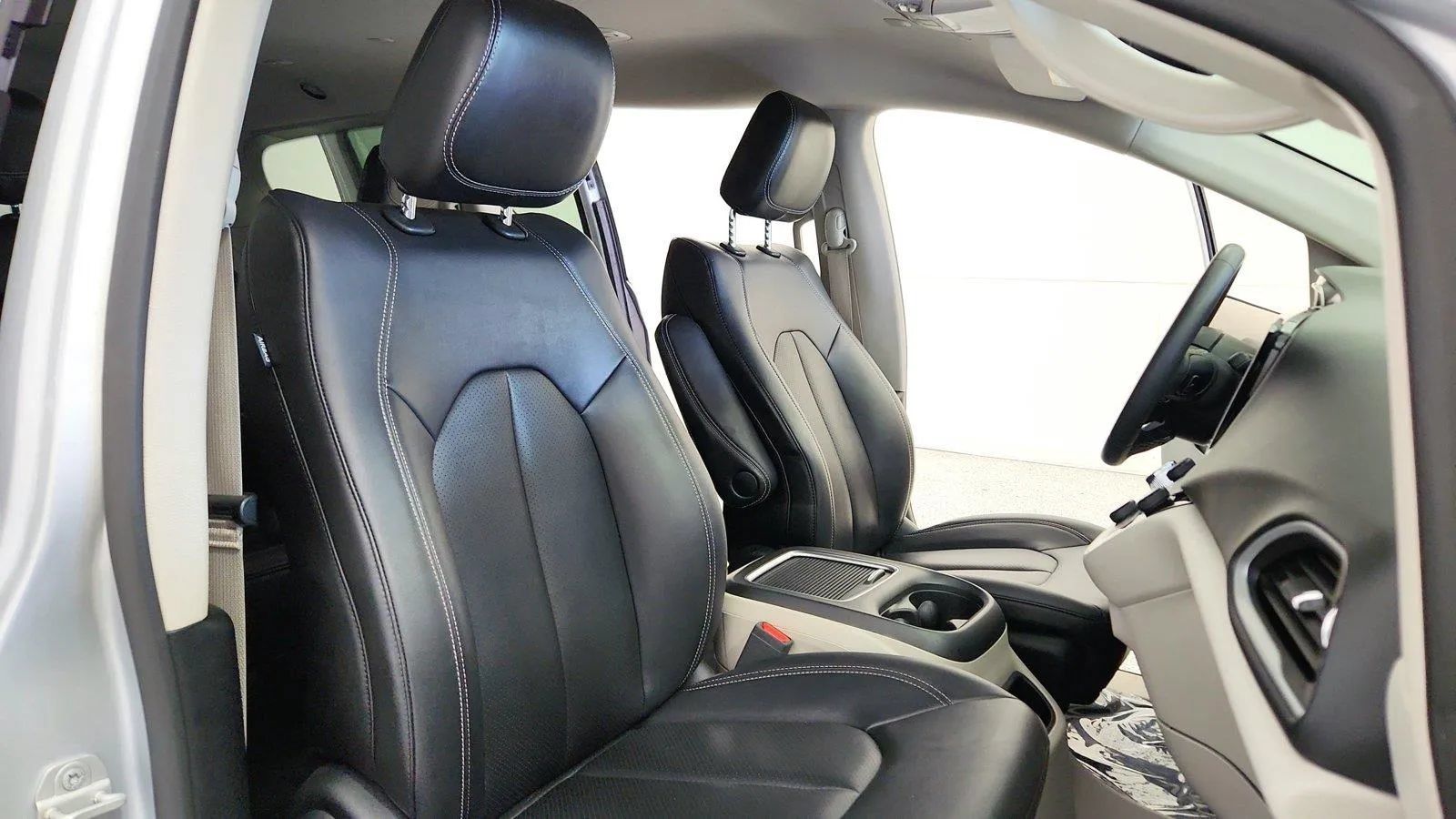 Used 2024 Chrysler Pacifica Touring-L FWD image 32