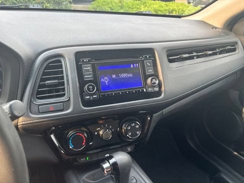 Used 2018 Honda HR-V LX image 7