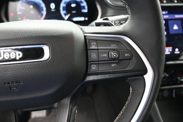 Used 2025 Jeep Grand Cherokee Altitude AWD/4WD image 19