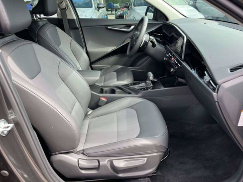 Certified 2025 Kia Niro EX FWD image 13