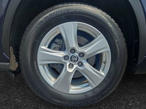 Used 2023 Toyota Highlander LE FWD image 4