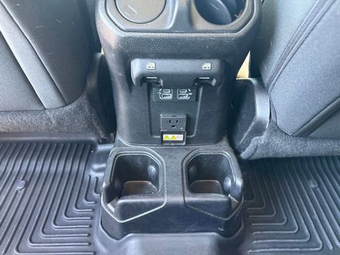 Used 2018 Jeep Wrangler Unlimited Sahara AWD/4WD image 5