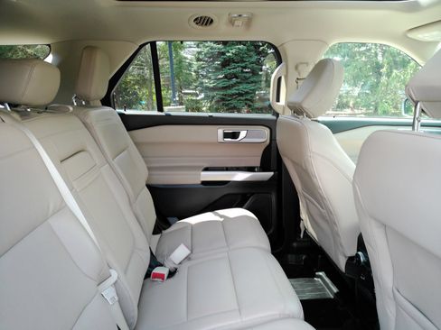 Used 2021 Ford Explorer Limited w/ Equipment Group 301A AWD/4WD image 19