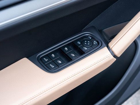 Certified 2025 Porsche Cayenne S w/ Premium Package Plus image 21