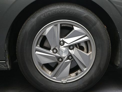 Certified 2025 Hyundai Elantra SE image 10