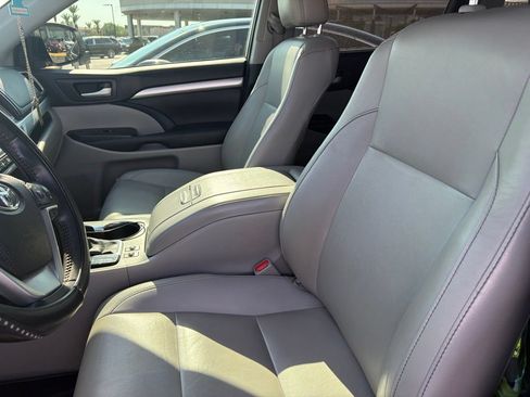 Used 2019 Toyota Highlander XLE FWD image 7