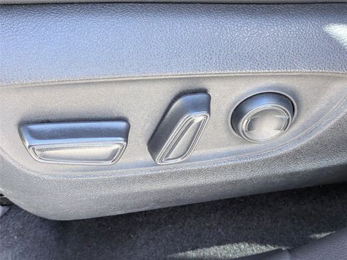 Used 2022 Toyota Highlander XLE AWD/4WD image 23