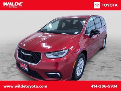 Used 2025 Chrysler Pacifica Select