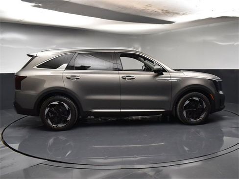 Certified 2025 Kia Sorento EX image 8