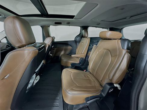 Used 2019 Chrysler Pacifica Limited w/ Tire & Wheel Group image 17