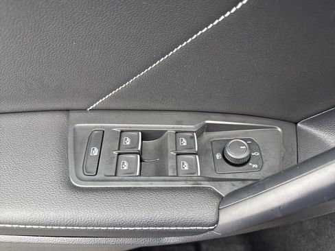 Used 2023 Volkswagen Tiguan SE w/ Panoramic Sunroof Package image 28