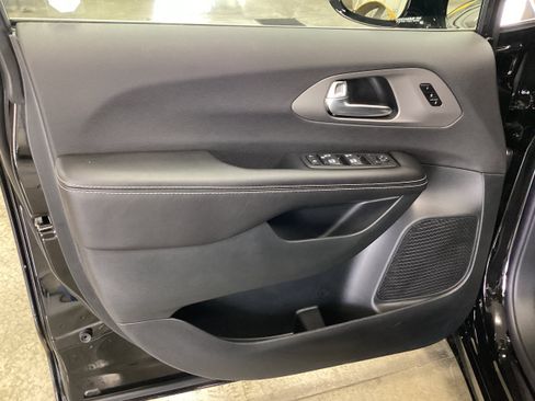 New 2027 Chrysler Pacifica Select AWD/4WD image 13