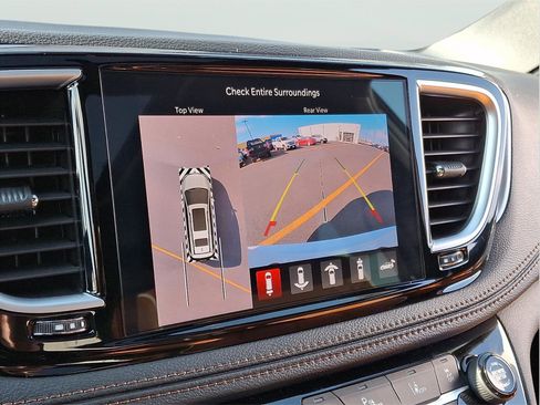 Used 2026 Chrysler Pacifica Pinnacle w/ Trailer Tow Group FWD image 8