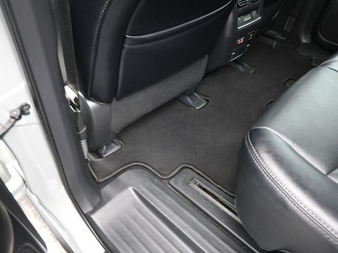 Used 2020 Nissan Pathfinder SL image 16