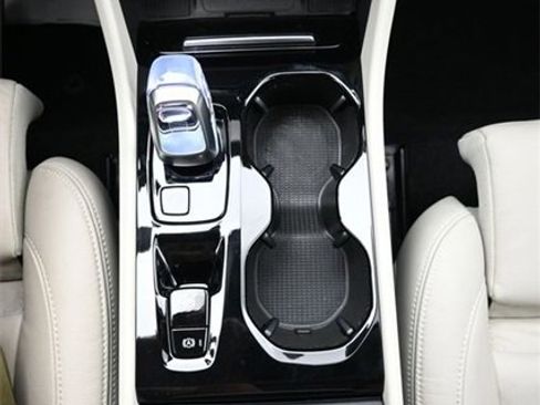 Used 2024 Volvo XC40 B5 Plus w/ Climate Package image 10