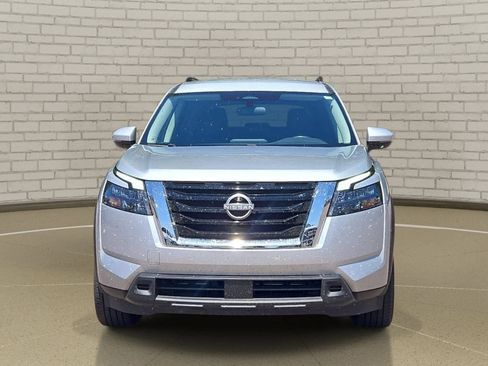 Used 2025 Nissan Pathfinder SV FWD image 2