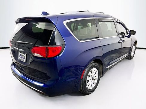 Used 2018 Chrysler Pacifica Touring-L Plus image 7