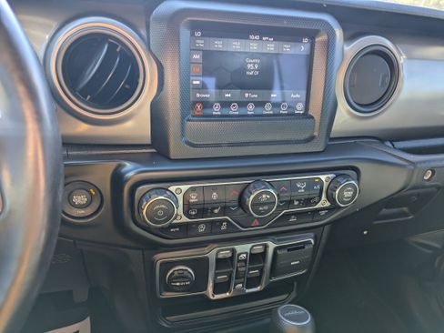 Used 2021 Jeep Gladiator Willys image 13