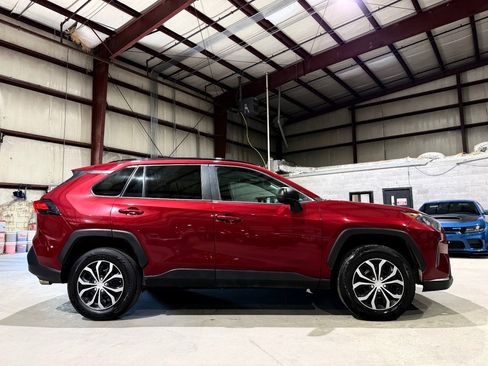 Used 2020 Toyota RAV4 LE FWD image 4