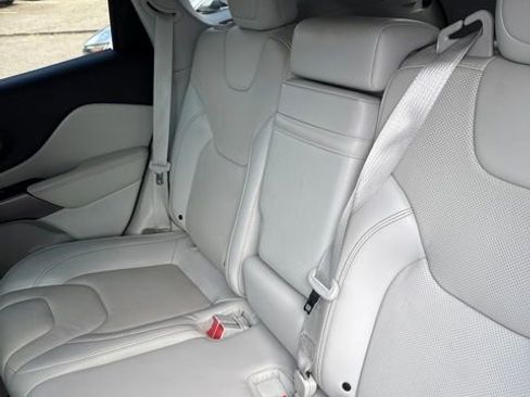 Used 2019 Jeep Cherokee Limited image 18