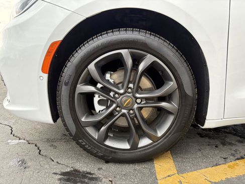 Used 2024 Chrysler Pacifica Touring-L w/ Road Tripper Package image 24