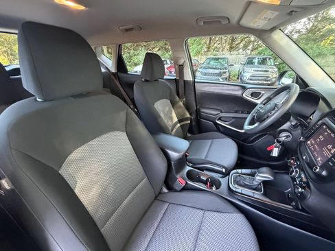 Used 2025 Kia Soul LX w/ LX Technology Package FWD image 34