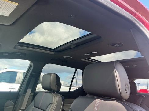 Used 2023 Chevrolet Traverse RS image 31