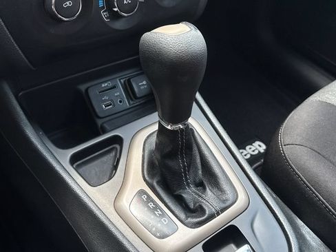 Used 2015 Jeep Cherokee Sport FWD image 15