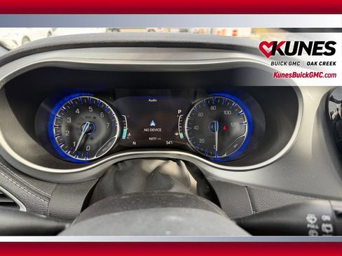 Used 2023 Chrysler Pacifica Touring FWD image 15